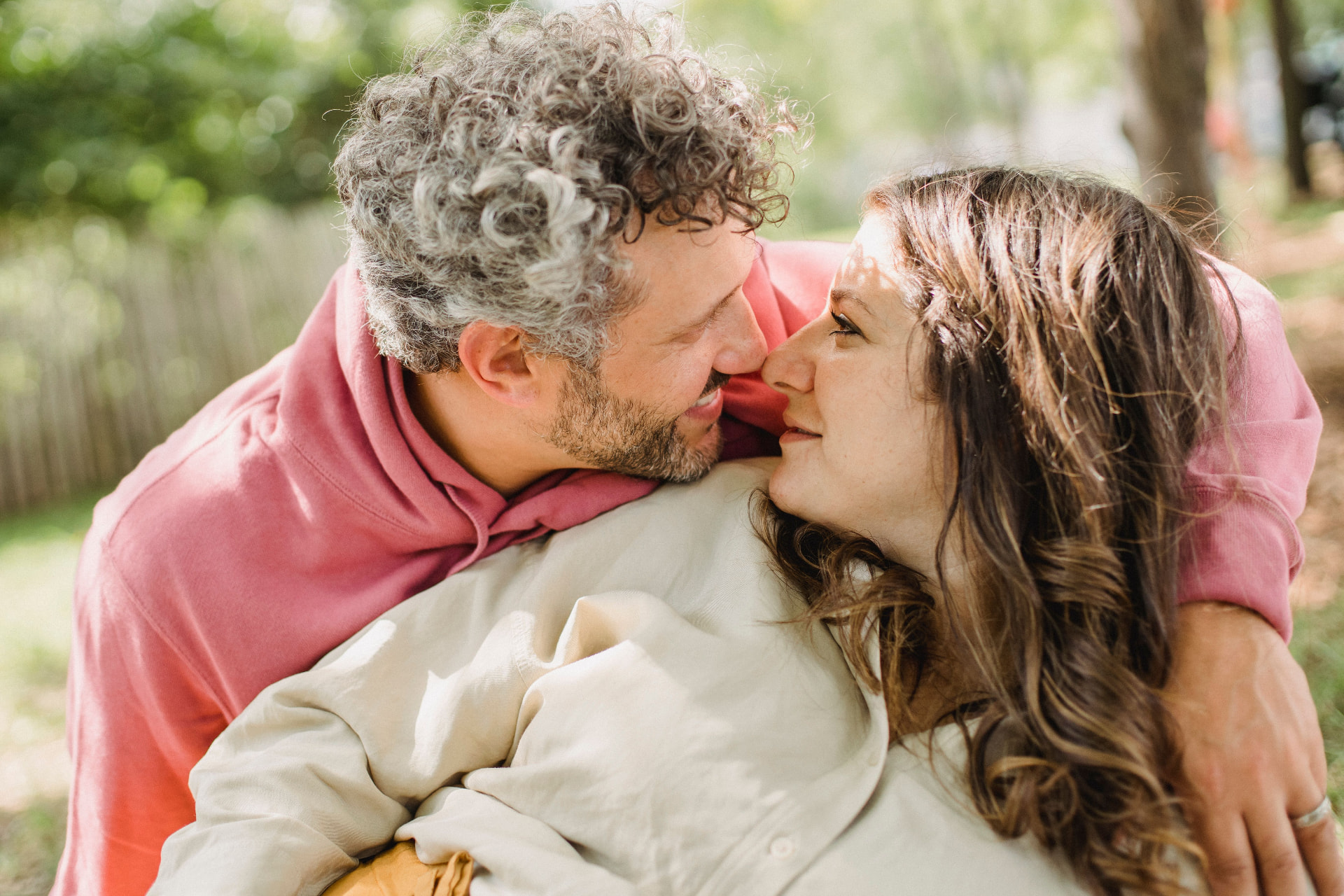 Pareja disfrutando de un momento de conexión y afecto